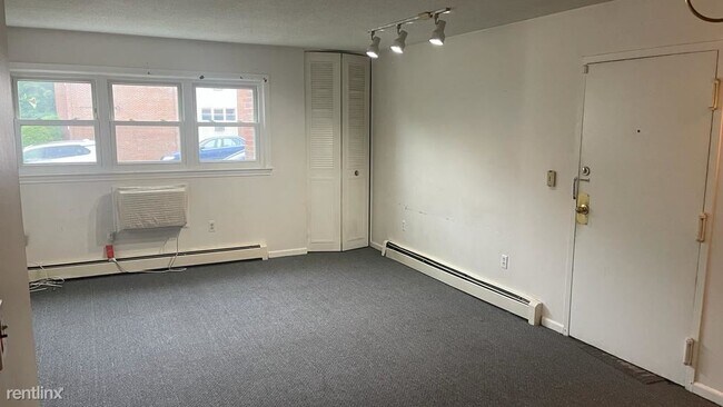 Building Photo - 2 br, 1.5 bath Condo - East Meadow Condomi...