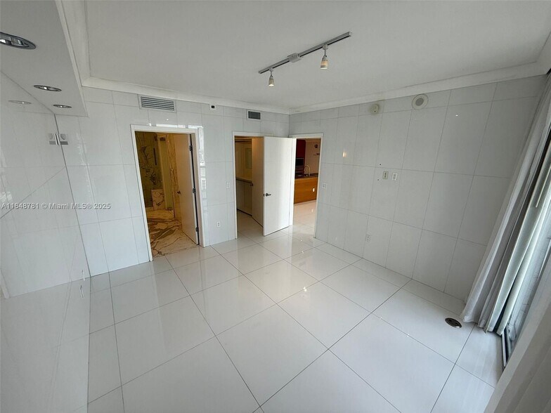 Building Photo - 485 Brickell Ave