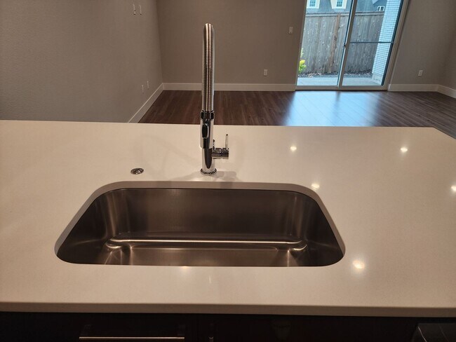 Building Photo - 3 bedroom Townhouse with Pool Access and E...