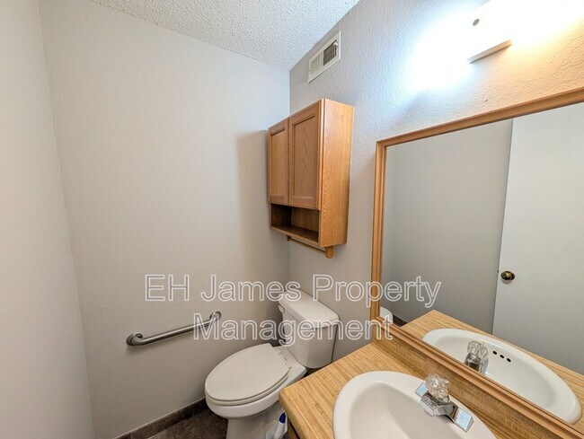 Building Photo - 316 S Ave E