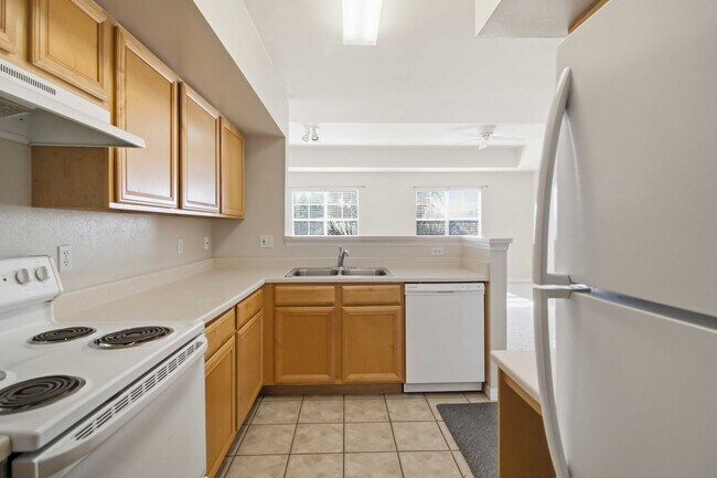 Building Photo - Spacious 2/2 unit available now for annual lease