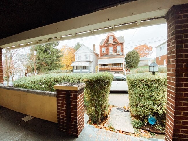 Building Photo - Large 3 Bedroom with Central AC in Sheraden