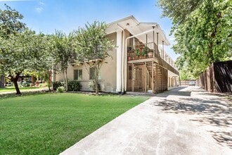 Building Photo - 2 Bedroom, 2 Bath Apartment in Munger Place!