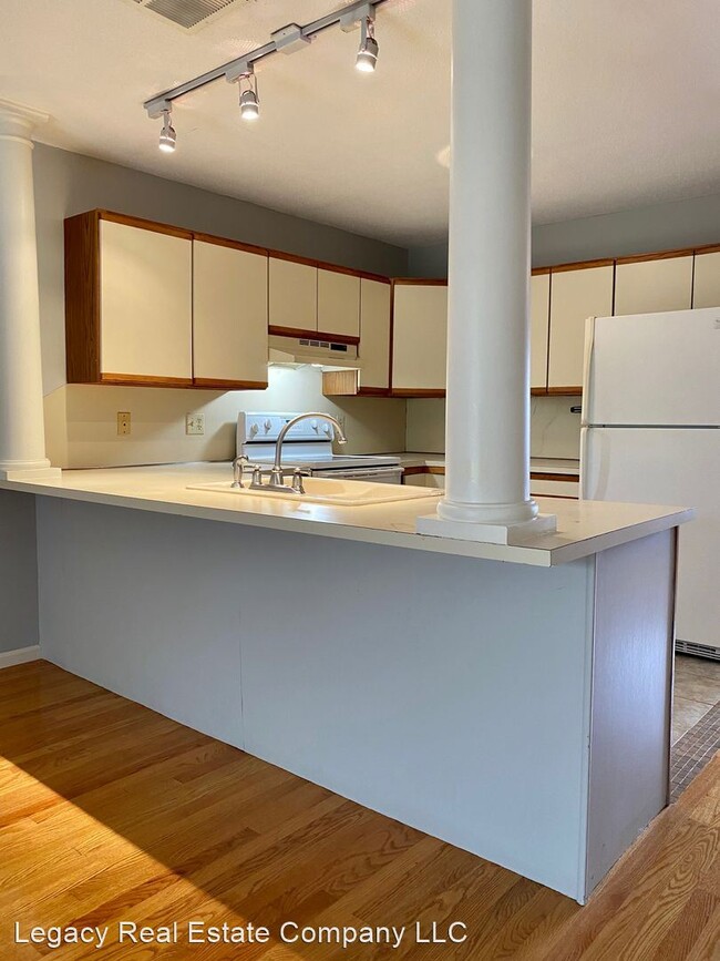 Building Photo - 2 br, 1.5 bath House - 4 Smithfield Road #10