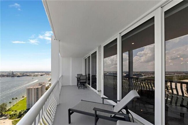 Building Photo - 2200 S Ocean Ln