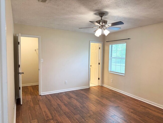 Building Photo - Beautiful Home