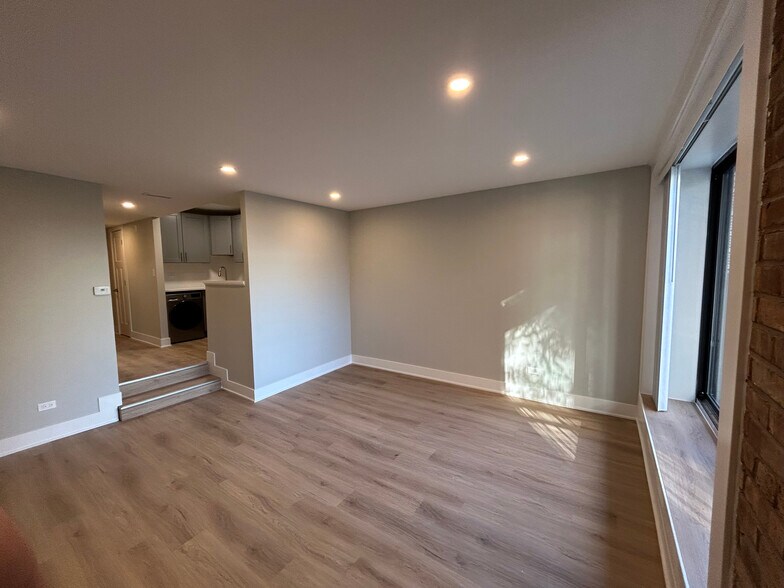 Building Photo - 1254 N La Salle Dr