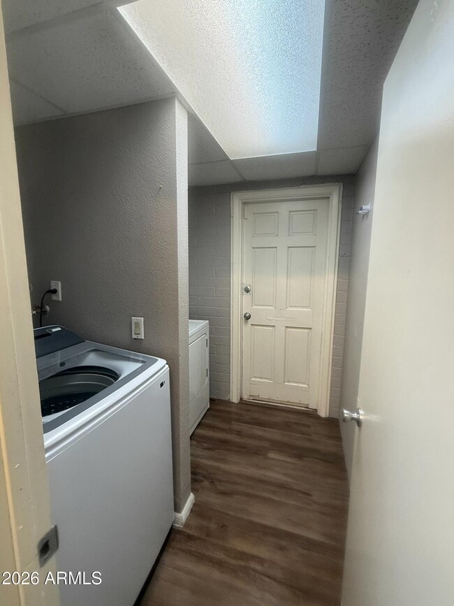 Building Photo - 102 E Ivy St