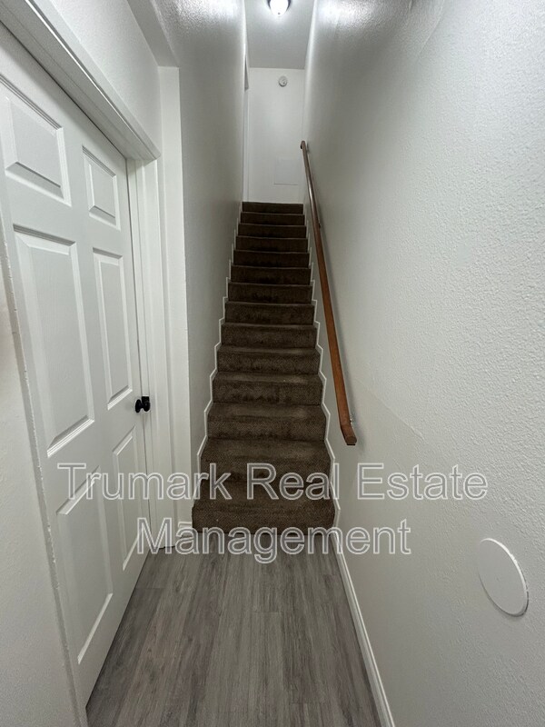 Building Photo - 1122 E Elk Ave