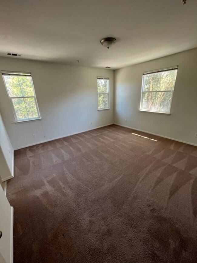 Building Photo - 3591 Sacramento Dr