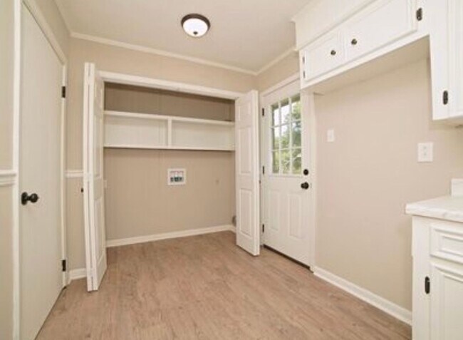 Building Photo - Move In Ready with Fenced Yard!