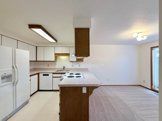 Building Photo - 719 SW Backcourt Pl