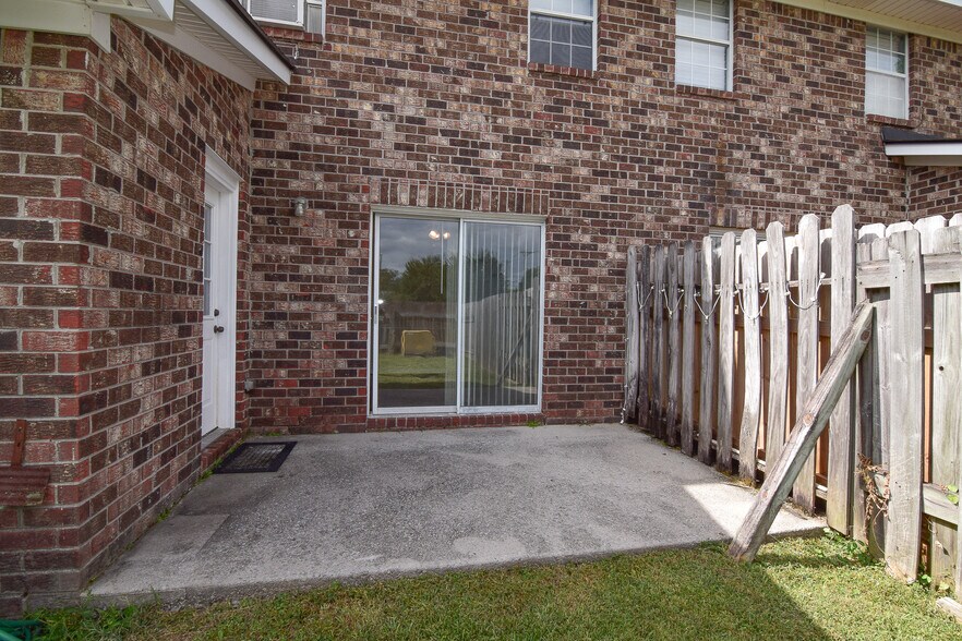 Building Photo - 105 Sandlewood Dr