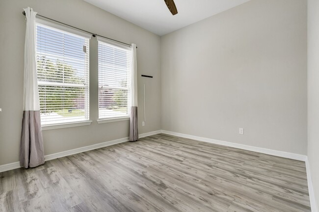 Building Photo - 1513 Canary Ln