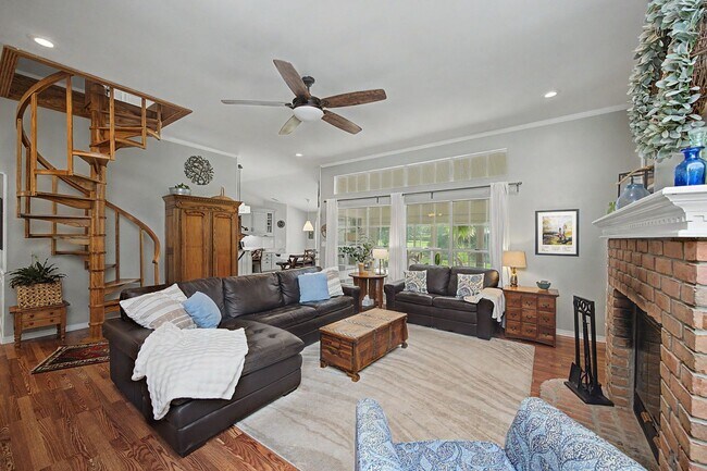 Building Photo - FIVE Bedroom Home in Bluewater Bay