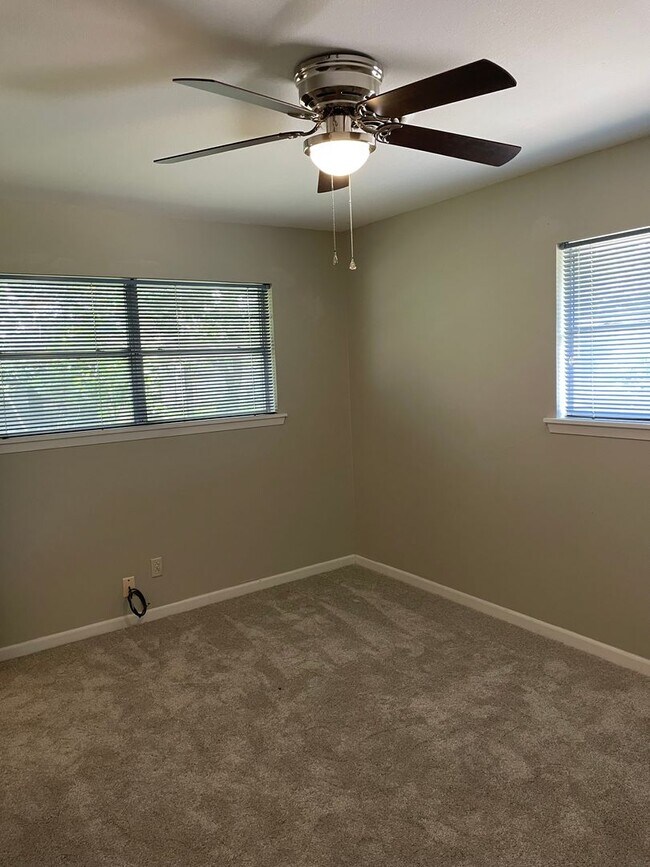 Building Photo - Available Now! Limit of 2 pets. Charming 3 bed, 3 bath, 2 car garage