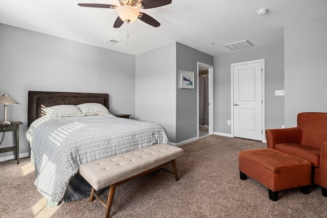 Building Photo - Luxury 3-Bed, 4-Bath Townhouse with Modern Amenities