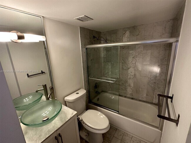 Building Photo - 1440 Brickell Bay Dr