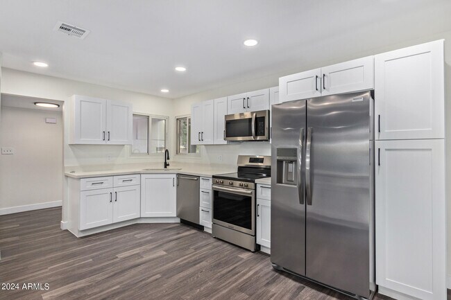 Building Photo - 4414 S Newberry Rd