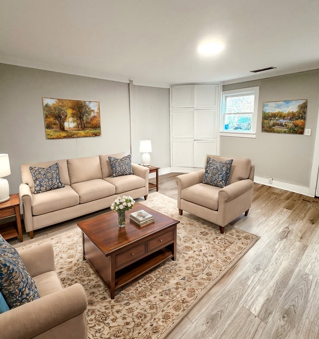Primary Photo - Charming 3-Bedroom Cottage in Normaltown –...