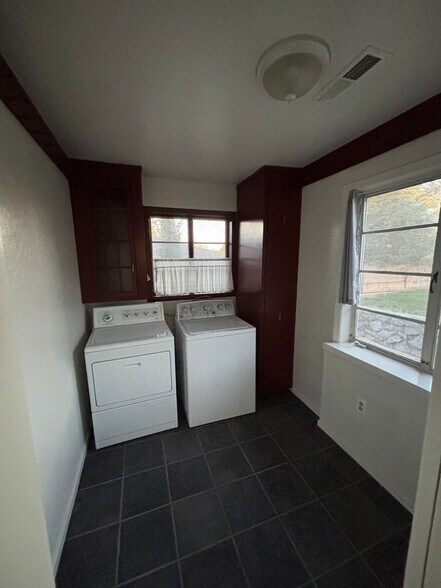 Building Photo - House: 2 Bedroom / 1 Bathroom - Auburn