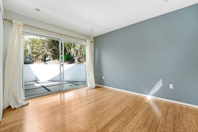 Building Photo - Your Perfect 3/2.5 Los Angeles Home Available Now!