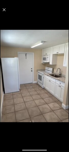 Building Photo - 3625 Poinsettia Ave