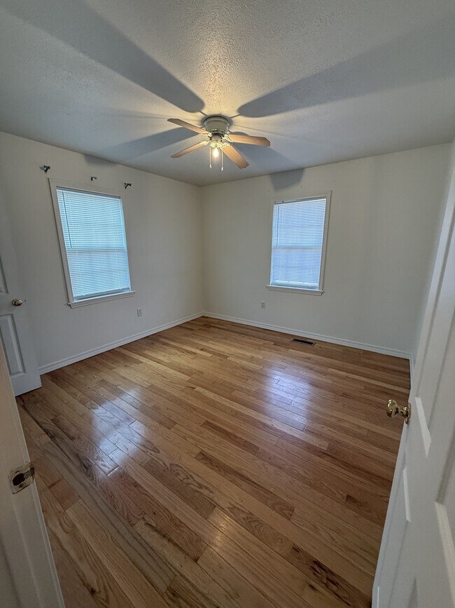 Building Photo - 816 E 16 St