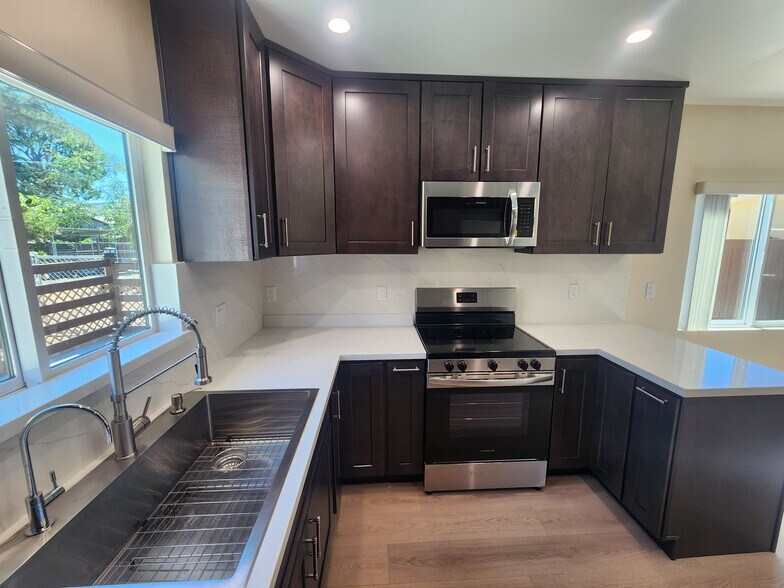 Building Photo - 10941 Walnut Dr