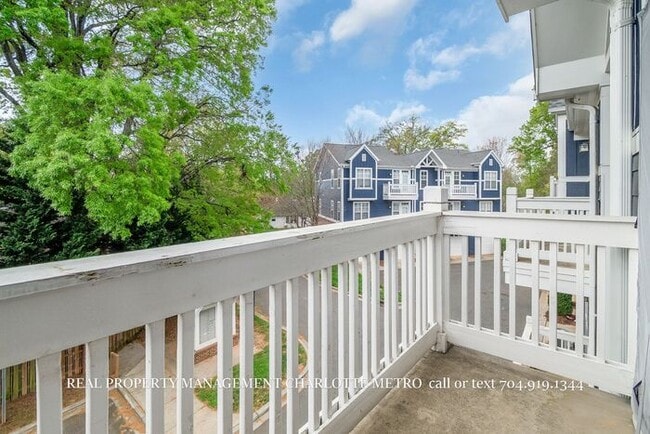 Building Photo - Charming 2 Bed, 2 Bathroom city Retreat Near Uptown Charlotte & Greenway Access