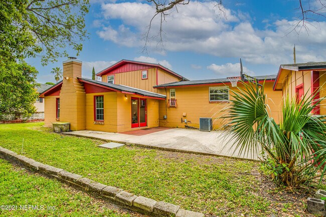 Building Photo - 2027 Courtney Dr
