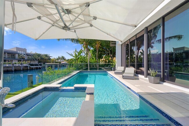 Building Photo - 3260 NE 165th St