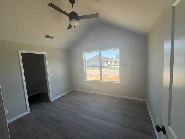 Building Photo - Nearly new, 3-Bed, 2-Bath home: Springfiel...