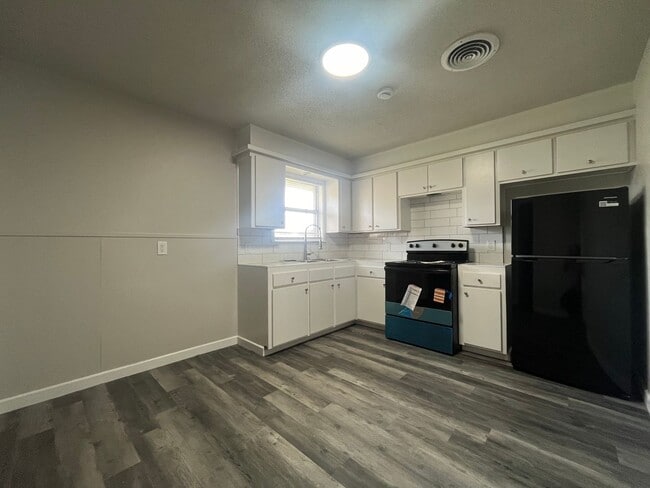 Building Photo - Recently Updated 3/2/1