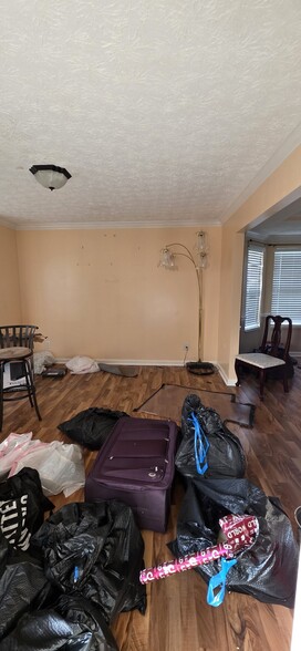 Building Photo - 2545 Hillsdale Dr