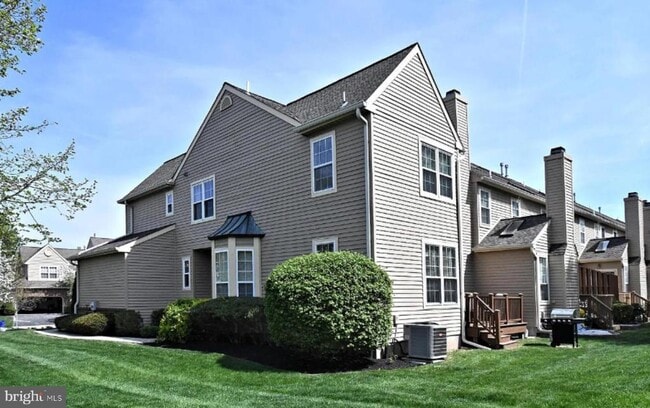 Building Photo - 235 Pinecrest Ln