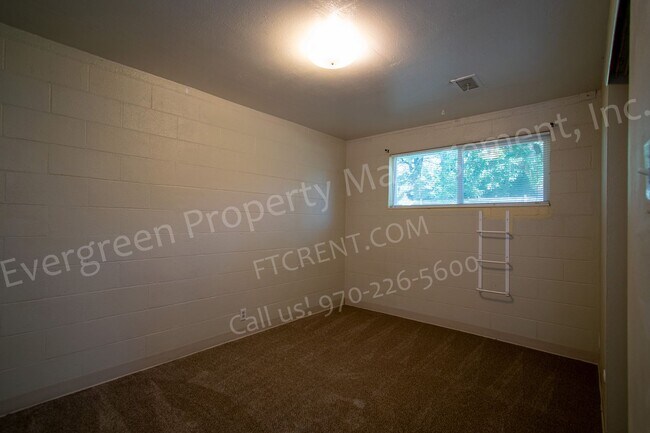 Building Photo - 1916 Larkspur Dr