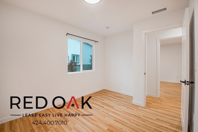 Building Photo - 856 W 47th St