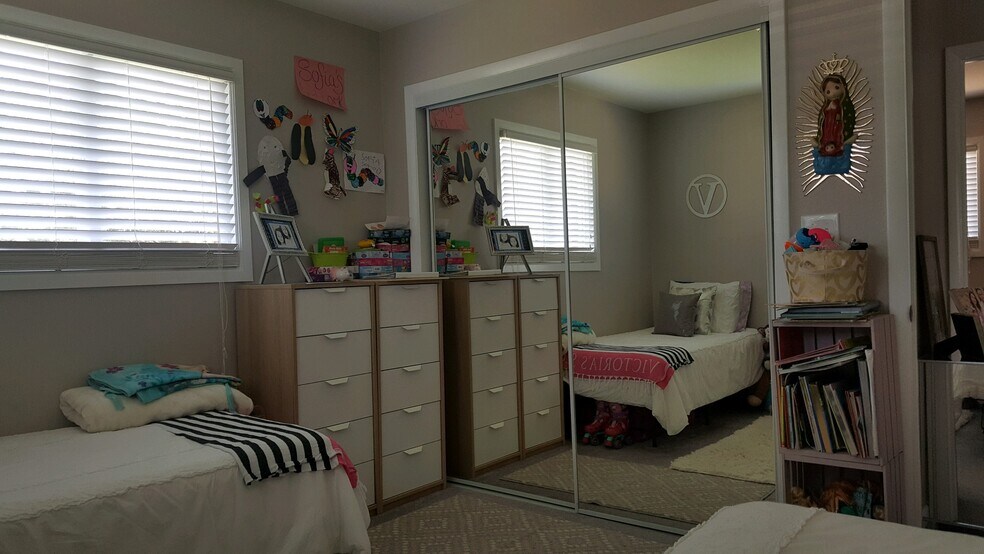 Building Photo - 133 S 18th Ave