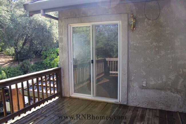 Building Photo - 677 Hoppe Ln
