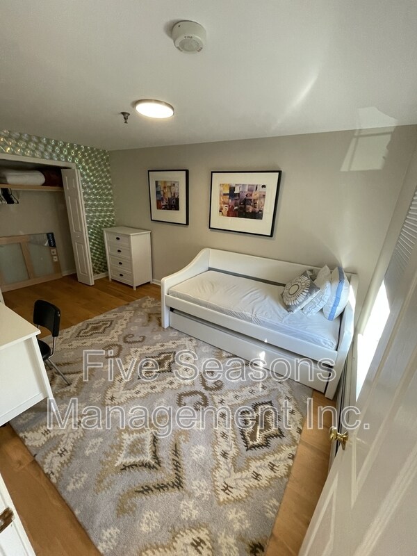 Building Photo - 352 Hildred Dr