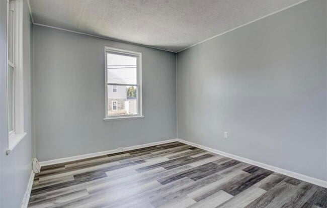 Building Photo - 833 N Hoffert St