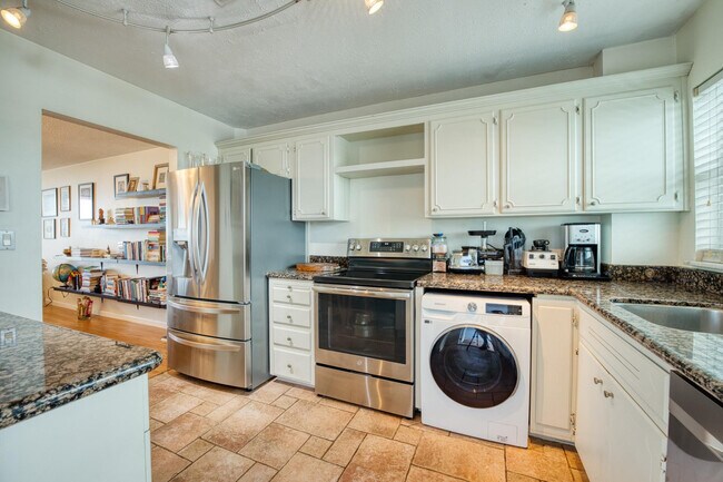 Building Photo - 2829 NE 33rd Ct