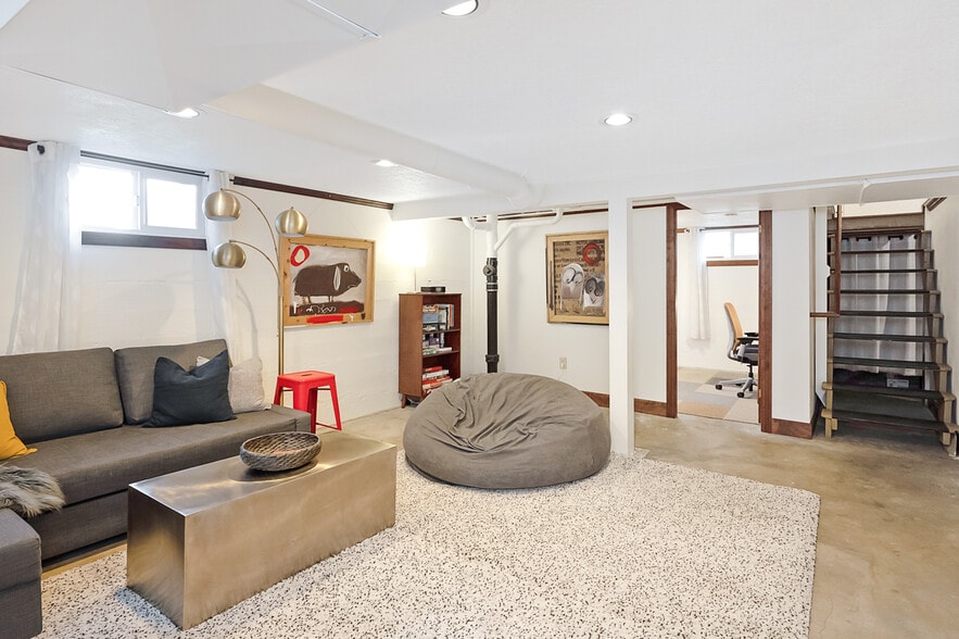 Building Photo - 2323 SE Pine St