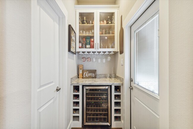 Building Photo - 829 Wakefield Dr