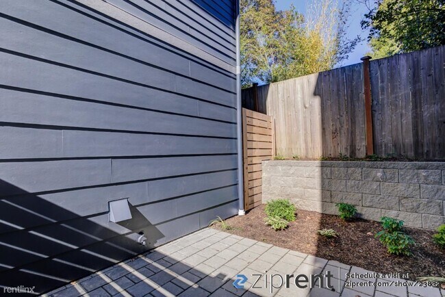 Building Photo - 2 br, 2 bath Townhome - 331 18th Ave, Seat...