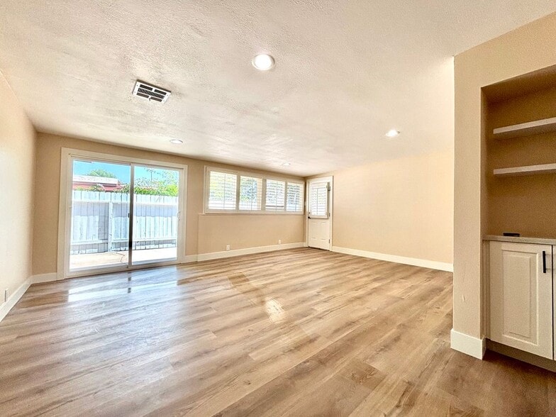 Building Photo - 2013 Victoria