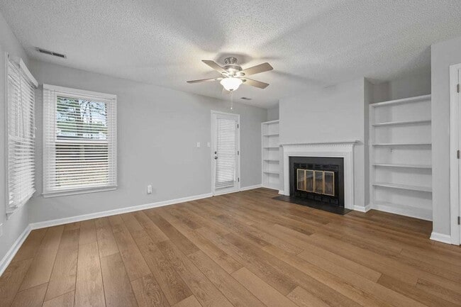 Building Photo - Convenient location