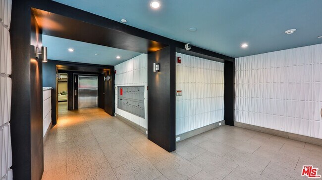 Building Photo - 5143 White Oak Ave