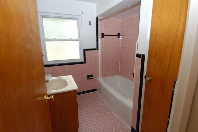 Building Photo - St Louis County/City Greendale/near UMSL